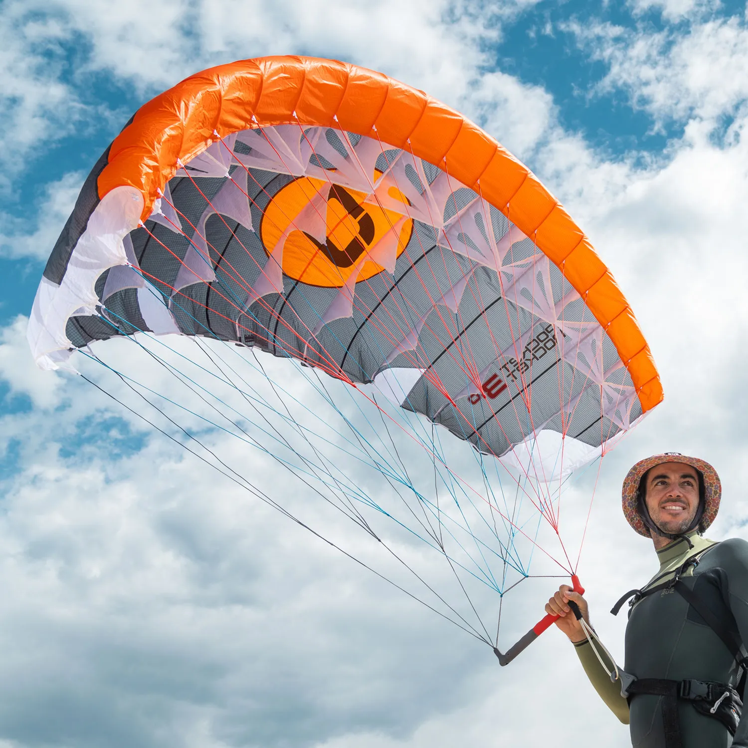 Ozone Pocket Rocket V2 déployée au-dessus du pilote, tenue à la barre